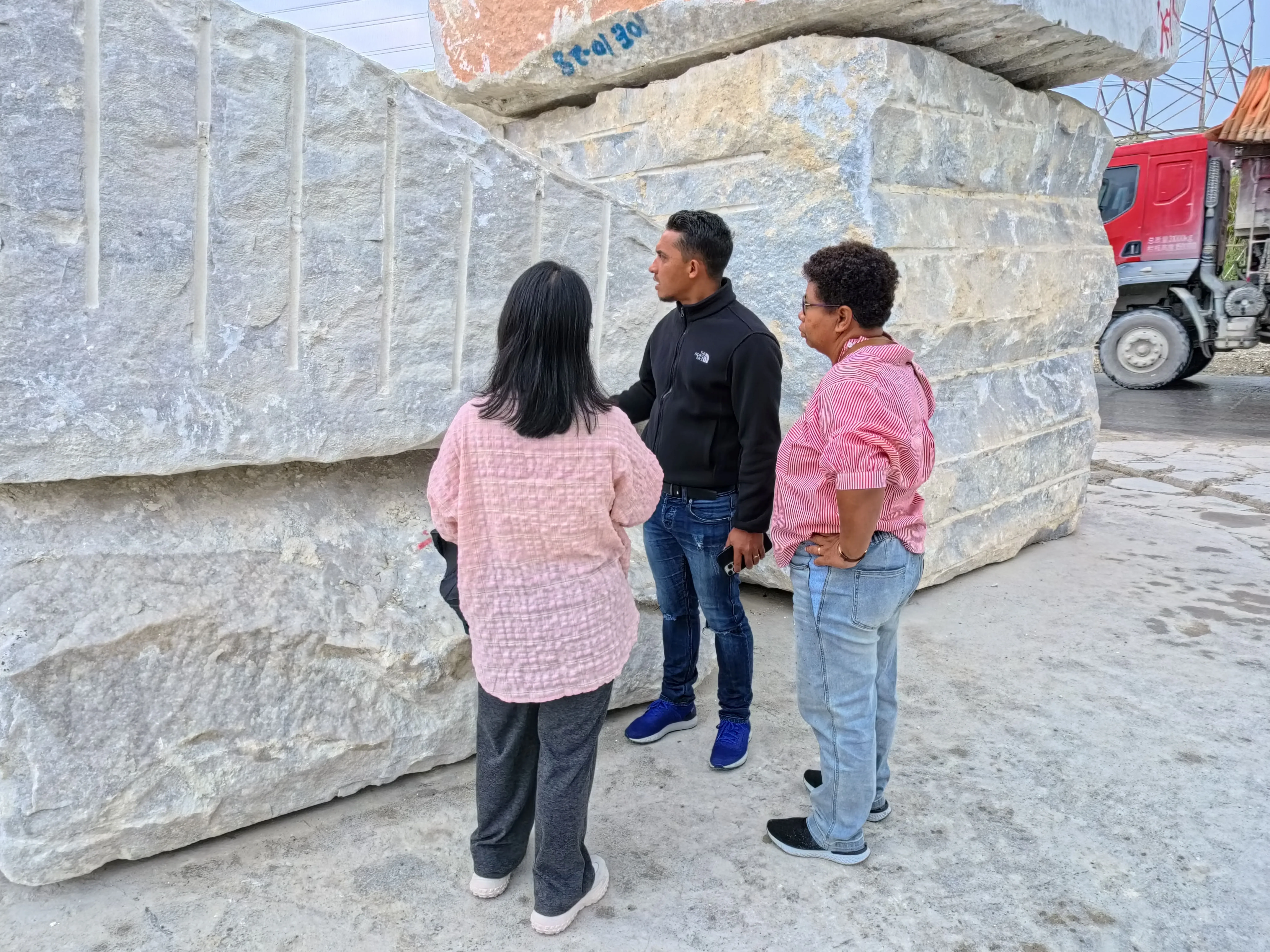 Madagascar client discussing rock breaking results with Expandag technical team - Expandag